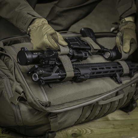 M‑Tac Insatser för ryggsäck (3 st) placerade i en ryggsäck med vapen och tillbehör, visar justerbara insatser för säkring av AR-15 och AK-karbiner.