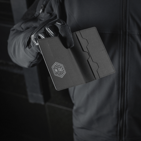 M‑Tac passfodral i svart polymer med stilrent logo som skyddar pass mot slitage. Praktiskt för resor, passar ukrainska och utländska pass.