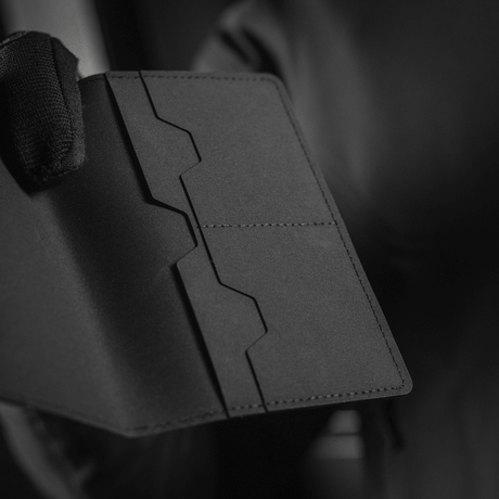 M‑Tac passfodral skyddar pass med slittåligt design, inre fack för kort och stilrent utseende för resenärer.