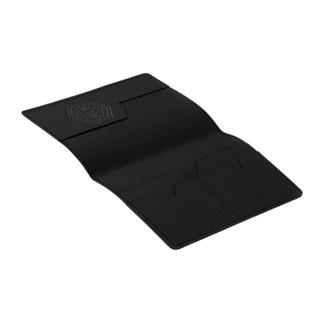 M‑Tac passfodral i svart polymerkomposit med kortfack och stilrent M‑Tac-logo, skyddar pass mot slitage och skador.