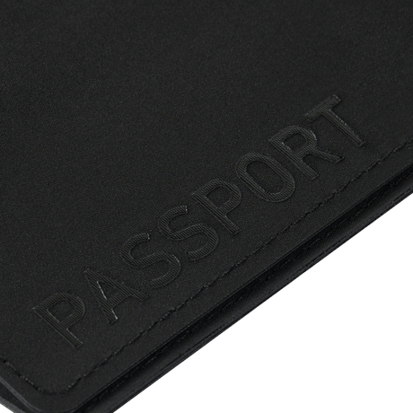 M‑Tac passfodral i modern polymerkomposit med 'Passport'-tryck, skyddar pass mot slitage. Passar ukrainska och utländska pass.