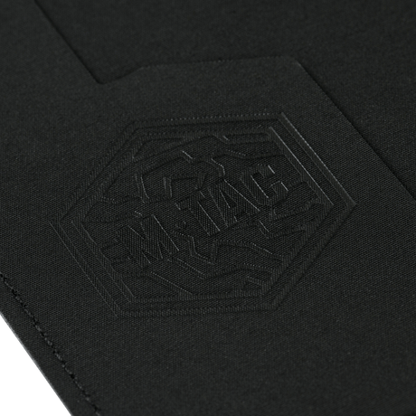 M‑Tac passfodral skyddar med stilrent M‑Tac-logo, hållbar polymerkomposit, passar pass i storleken 13,5 x 10 cm.