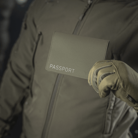 M‑Tac passfodral i modern polymerkomposit skyddar pass mot slitage och skador, praktiskt och hållbart för resor.