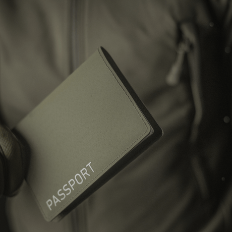 M‑Tac passfodral skyddar pass mot skador, polymerkomposit, vertikalt 'Passport'-tryck, stilrent design, hållbart resetillbehör.