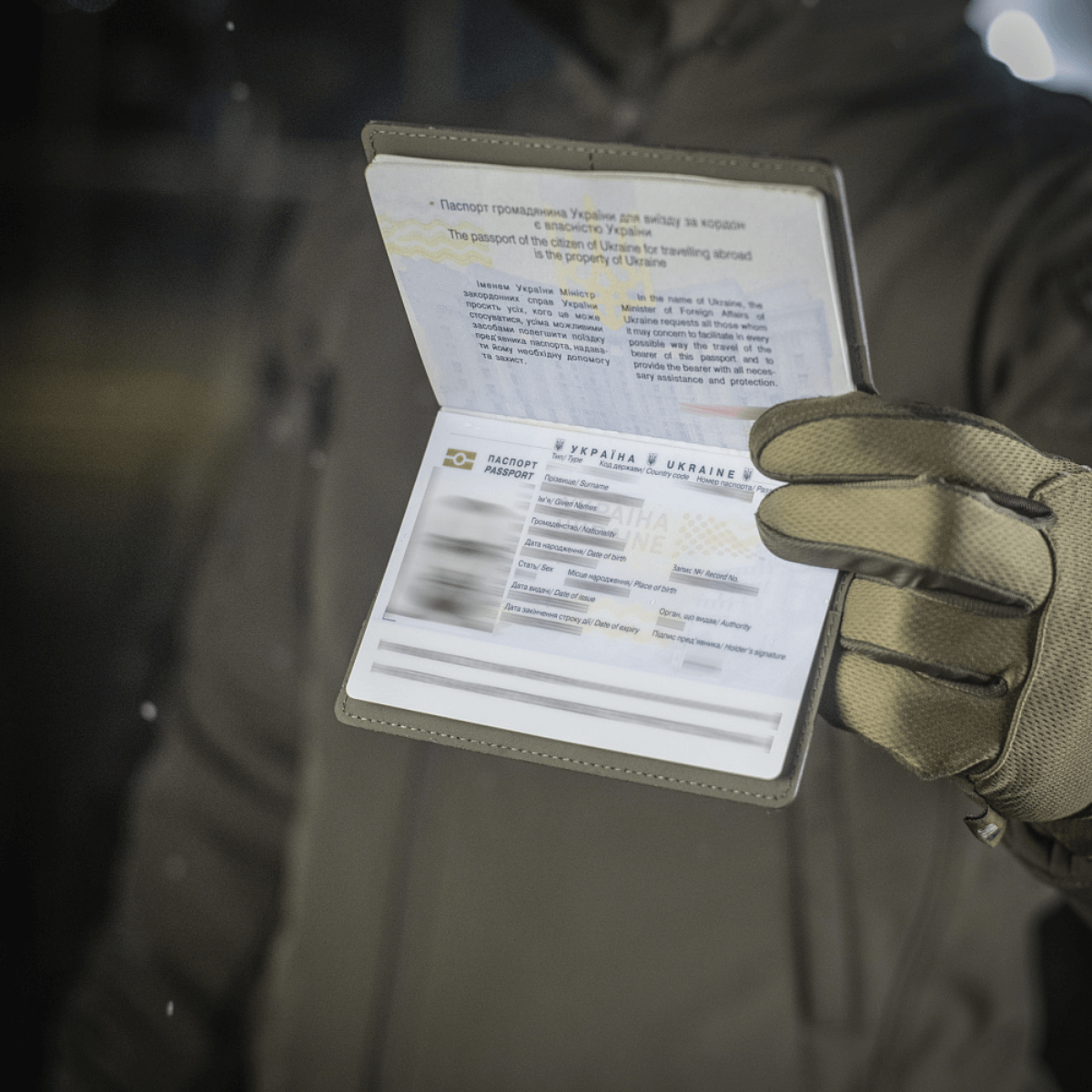 M‑Tac Pascover beskytter pas mod slid, med stilfuldt logo og rum til plastkort, perfekt til rejser. Højd holdbarhed og funktionalitet.