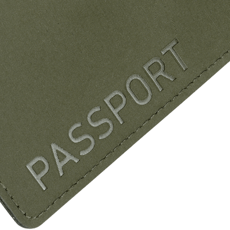 M‑Tac passfodral i modern polymerkomposit med 'Passport'-tryck som skyddar pass mot slitage. Praktiskt resetillbehör.