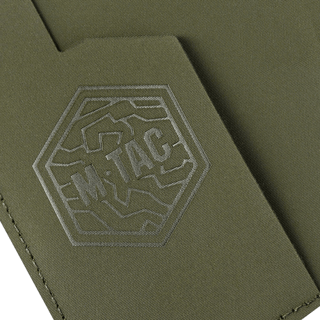 M‑Tac passfodral i olivgrönt med stilrent logo, skyddar pass mot slitage, designat för ukrainska och utländska pass.
