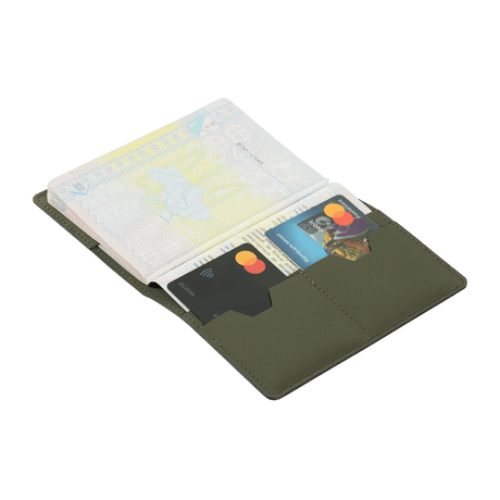 M‑Tac passfodral i polymerkomposit med vertikalt 'Passport'-tryck, inre kortfack och stilrent logo, lämpligt för resenärer.