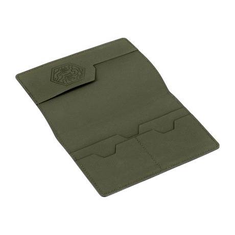 M‑Tac passfodral i polymerkomposit med fack för plastkort och stilrent logo, skyddar pass mot slitage och skador. Storlek 13,5 x 10 cm.