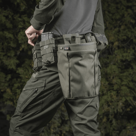 M‑Tac magasinsäck Dump Pouch Lite Elite monterad på bälte, hållbar konstruktion i Cordura 500D med snabböppningssystem och dränerad botten.