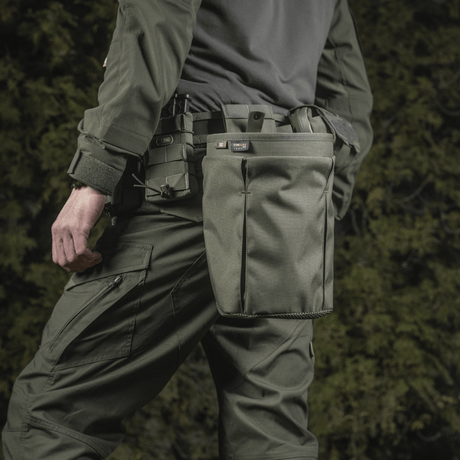 M‑Tac magasinsäck Dump Pouch Lite Elite monterad på bälte för snabb magasinförvaring vid utomhusaktiviteter.