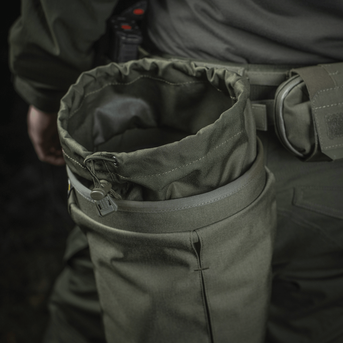 M‑Tac Magasinsæk Dump Pouch Lite Elite i Cordura 500D monteret på bælte, viser hurtiglukkesystem og robust konstruktion.