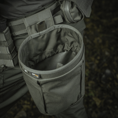 M‑Tac magasinsäck Dump Pouch Lite Elite monterad på bälte, tillverkad av hållbart Cordura 500D-material med snabböppningssystem och dränering.