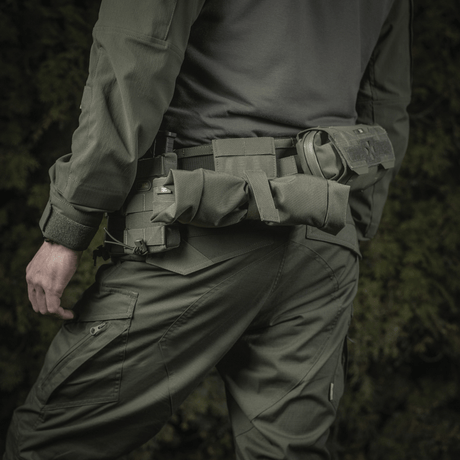 Man med taktisk utrustning bär M‑Tac magasinsäck Dump Pouch Lite Elite monterad på bälte för effektiv magasinhantering.