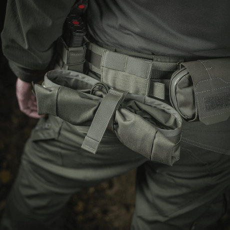 M‑Tac magasinsäck Dump Pouch Lite Elite monterad på bälte med quick-pull-låsning och robust design, idealisk för snabb förvaring.