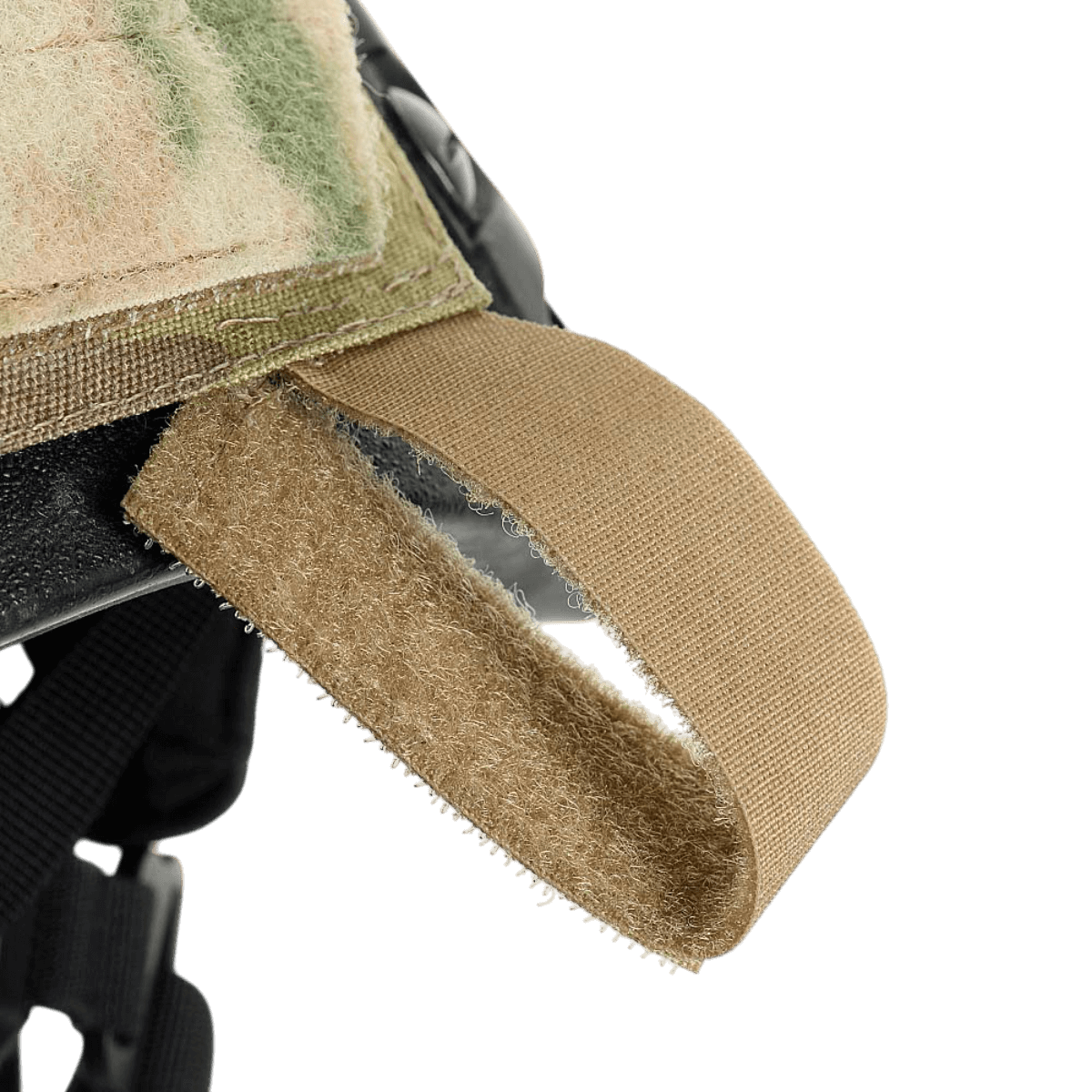 Nærbillede af M-Tac Hjelmcover Shroud Elite med velcro-strap til ekstra kamuflage eller kabler på en TOR-D hjelm.