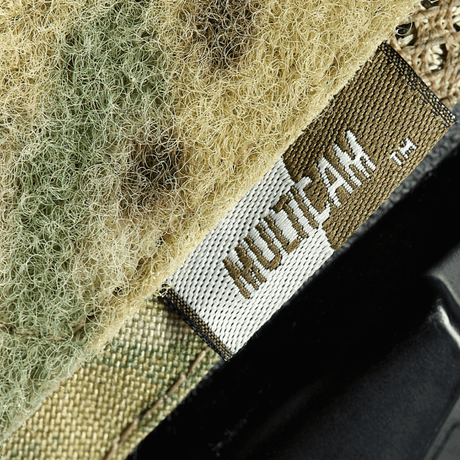 M‑Tac Hjelmcover Shroud Elite med MULTICAM camouflagedesign og Velcro-paneler til optimal skjul og tilbehørsmontering.