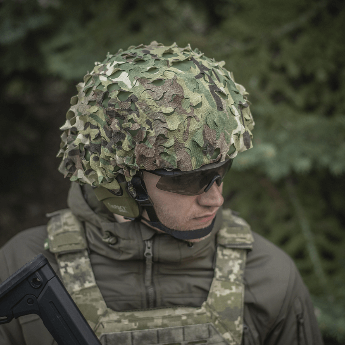 M‑Tac Vilha Hjelmdæksel Elite i Multicam camouflage på FAST hjelm, designet til beskyttelse mod snavs og slid, med velcro-paneler.