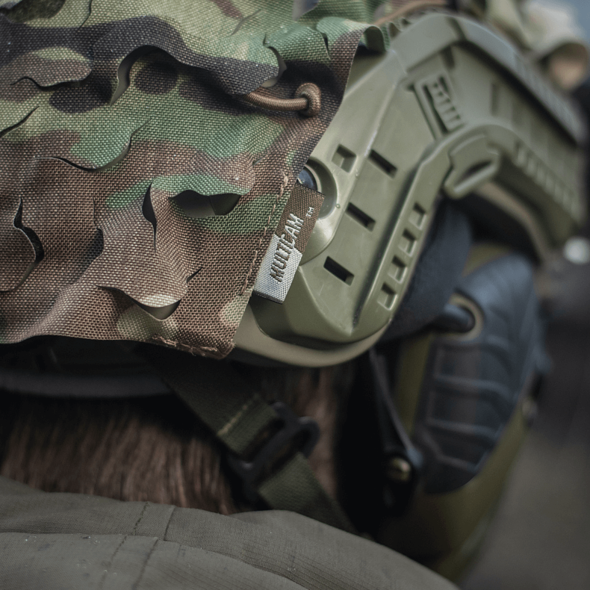 M‑Tac Vilha Hjelmdække FAST Multicam mønster på FAST-hjelm, slidstærkt Cordura 500D materiale for camouflage og beskyttelse.