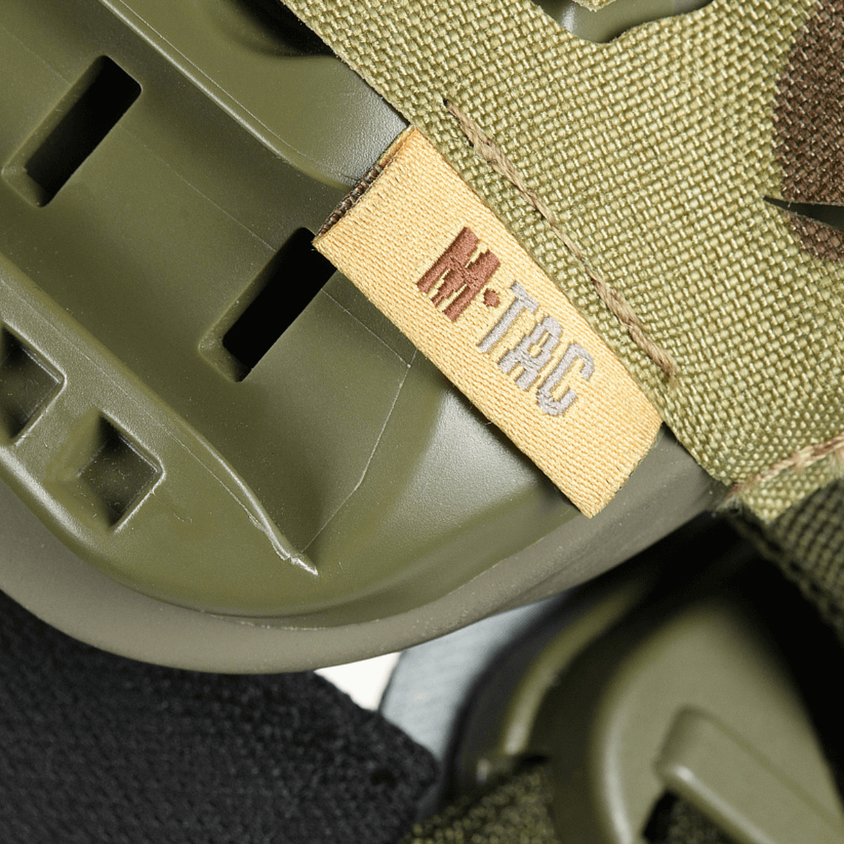 M‑Tac Vilha Hjelmdække FAST i Cordura 500D materiale med multicam mønster og Velcro-stropper til camouflage og beskyttelse.