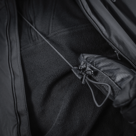 M‑Tac Pocket Bag Elite HEX opbevaret i jakke, slidstærkt materiale, ideel til EDC-udstyr, værktøj og dokumenter.