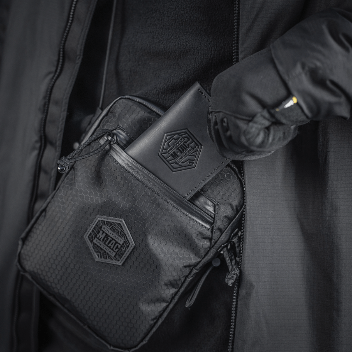 M‑Tac Pocket Bag Elite HEX i slidstærkt materiale med robust YKK lynlås, ideel til opbevaring af EDC-udstyr og småting, sort design.