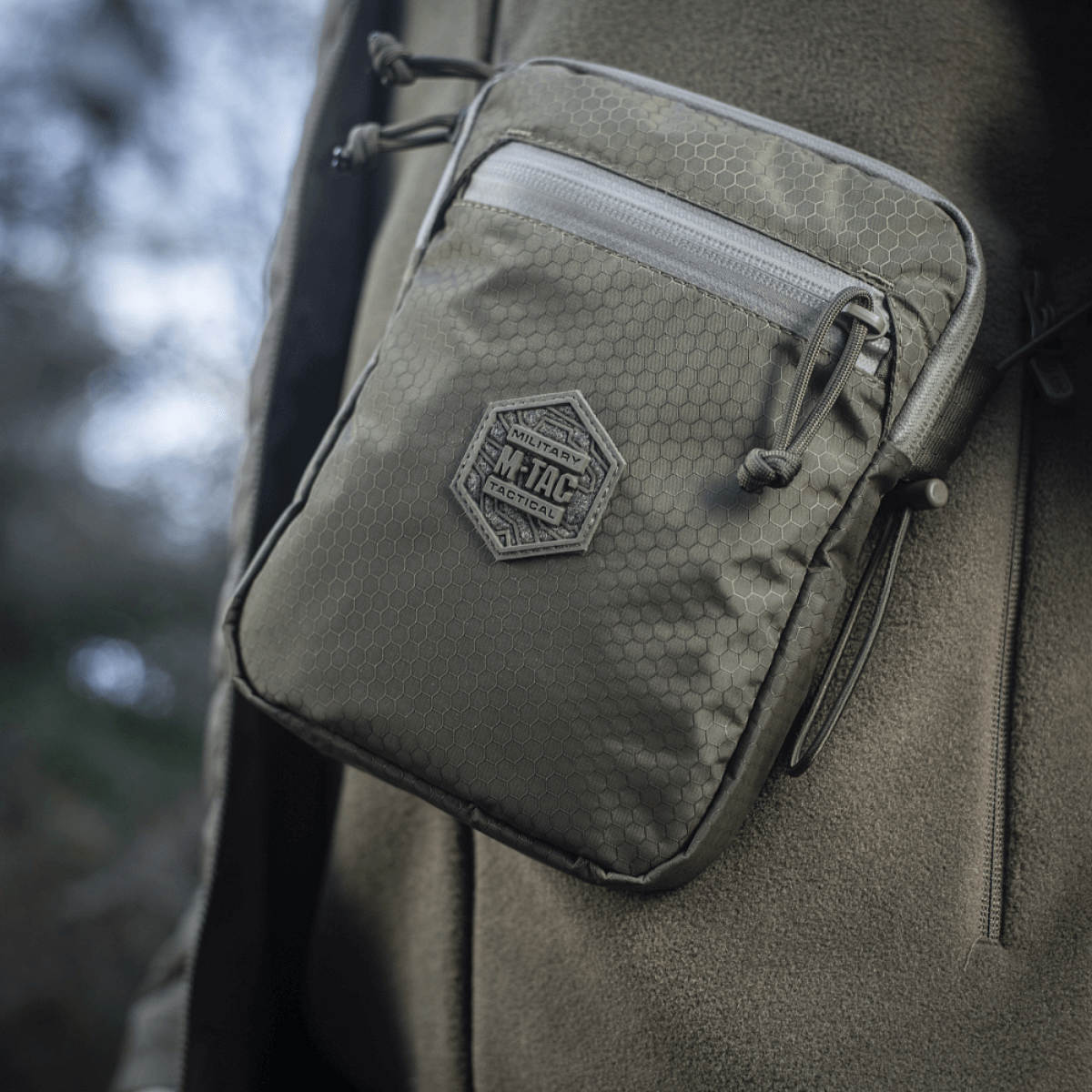 M‑Tac Pocket Bag Elite HEX i robust, slidstærkt materiale med YKK lynlåse til EDC-udstyr, nøgler og værktøj, perfekt til daglig brug.