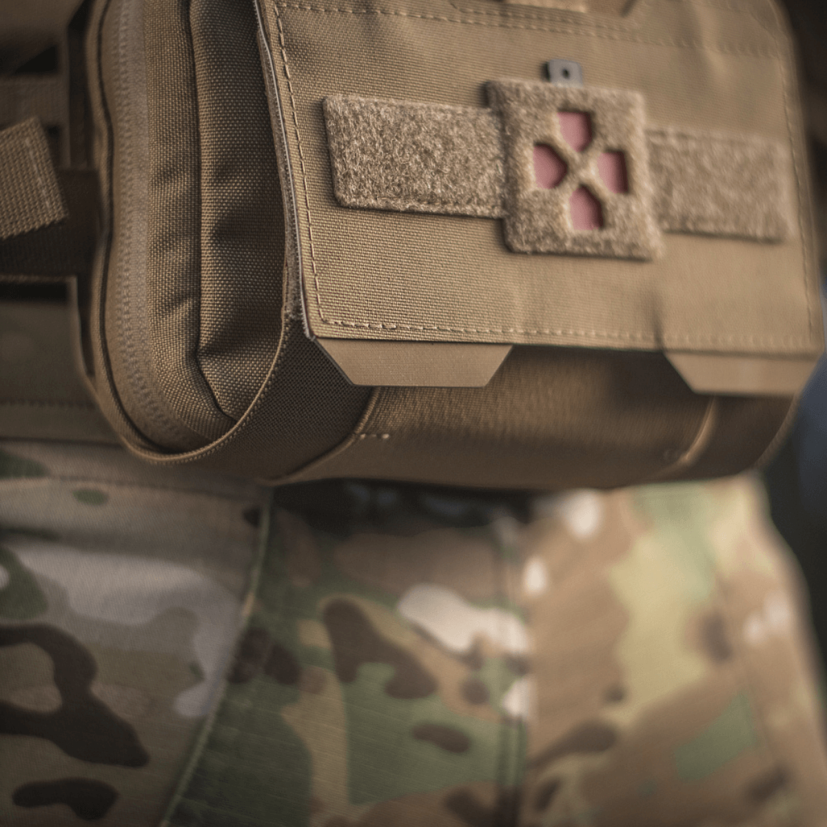 M-Tac Horisontal Medic Lomme Large Elite i slidstærkt Cordura 500D på camouflageuniform, perfekt til førstehjælp.