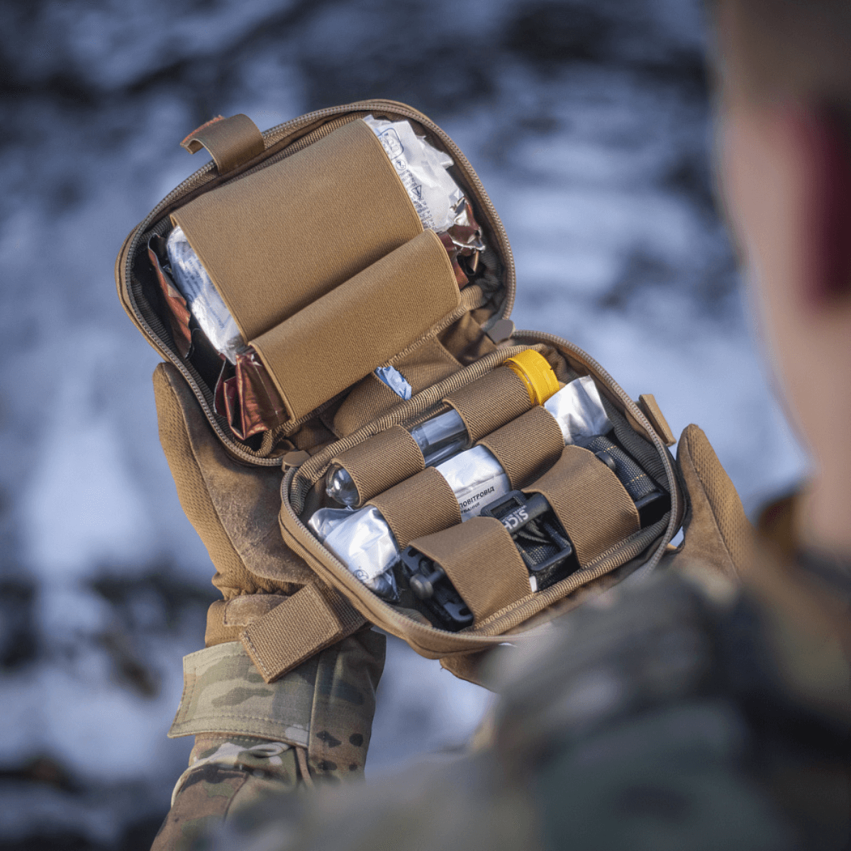 M-Tac Horisontal Medic Lomme Large Elite i brug under feltforhold med organiseret indhold til førstehjælp