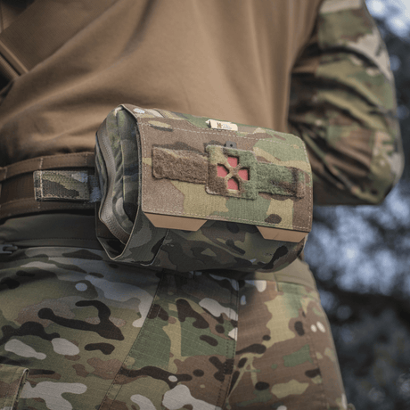 M-Tac horisontell medicinficka Large Elite i multicam-material med NIJ-certifiering, visad i galleri position 1 monterad på taktiskt bälte.