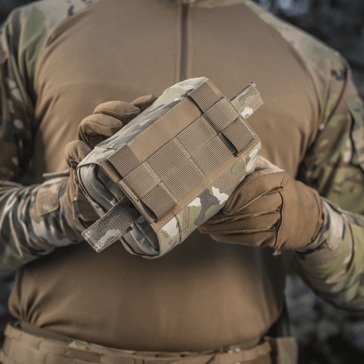 M-Tac Horisontal Medic Lomme Large Elite i camouflage mønster holdt af en person i felttøj.