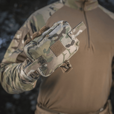 M-Tac horisontell medicinficka Large Elite i multicam-material med NIJ-certifiering, visad i galleri position 1, handhållen i taktisk klädsel.