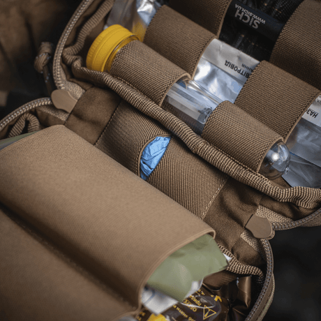 M-Tac horisontell medicinficka Large Elite i multicam med NIJ-certifiering visad i galleri position 1, öppen med organiserade första hjälpen-komponenter inuti.