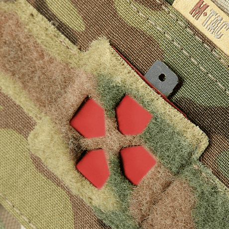 M-Tac horisontell medicinficka Large Elite i multicam-tyg med NIJ-certifiering, visad i galleri position 1, närbild av fäste och material.