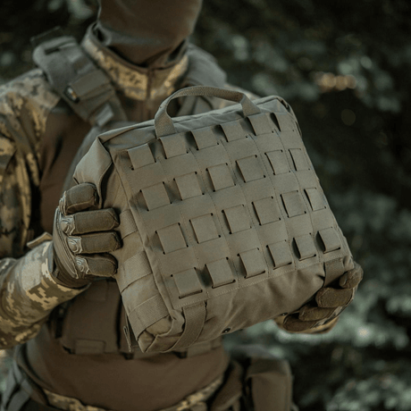 M-Tac Pouch Sukharka Gen.3 XL holdes af soldat i camouflagedragt, med MOLLE-system og lavet af slidstærkt Cordura 500D.