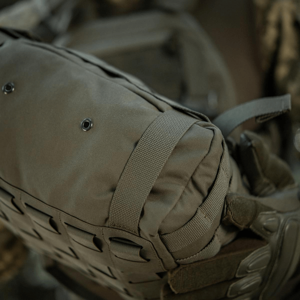 M-Tac Pouch Sukharka Gen.3 XL i Cordura 500D med MOLLE-system og Fastex-lukning, i brug på marken.