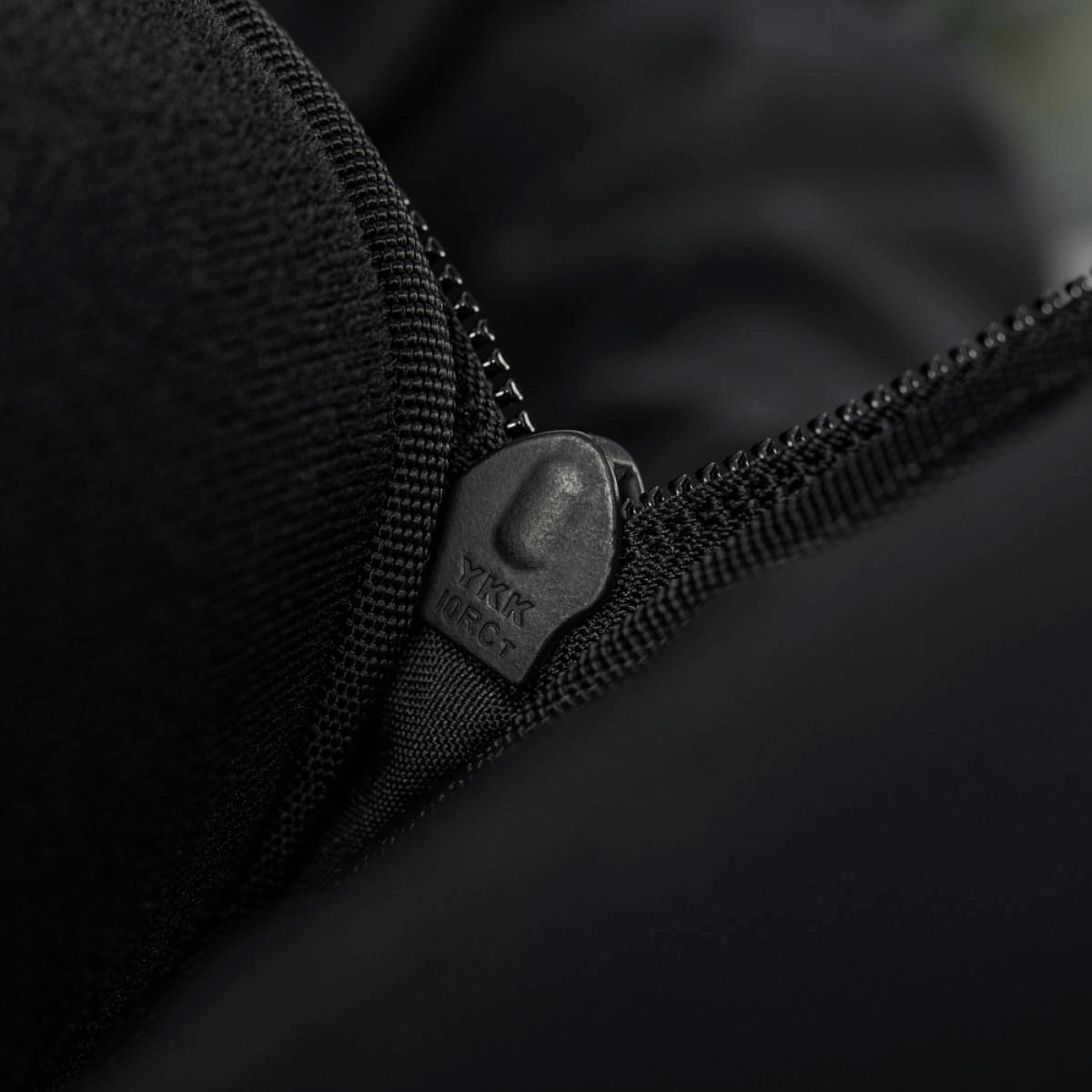 Lynlåsdetalje på M-Tac Tablet Bag Laser Cut Hex med YKK lynlås, sikrer høj kvalitet og holdbarhed i Cordura materiale.