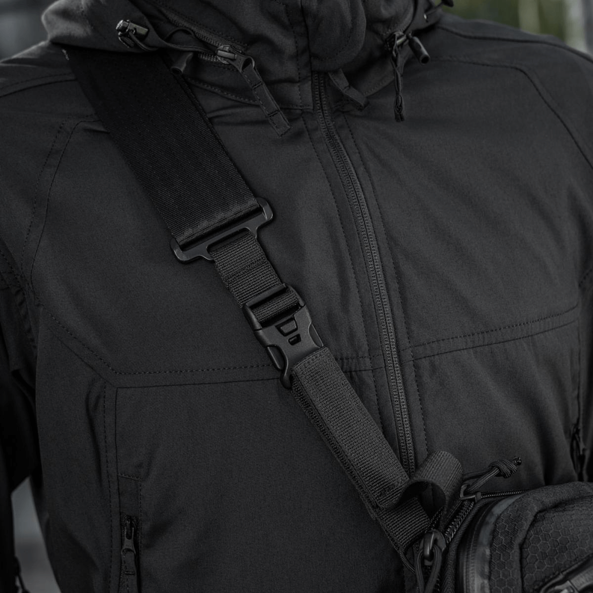 Person bærer M-Tac Tablet Bag Laser Cut Hex med justerbar skulderrem og robust spænde