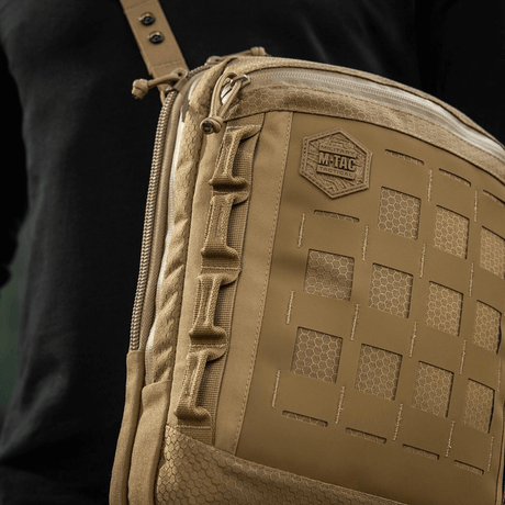 M-Tac Tablet Bag Laser Cut Hex i Cordura materiale med skjult våbenrum og Laser Cut MOLLE til ekstraudstyr.