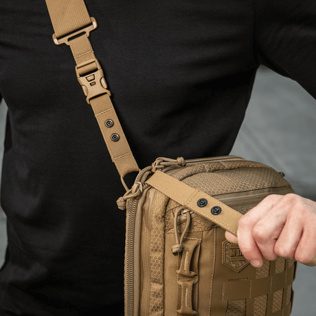 M-Tac Tablet Bag Laser Cut Hex påskrår med kraftig skulderrem og praktisk lommedesign til EDC og skjult bæring.