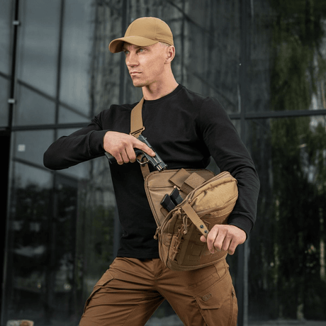 M-Tac Tablet Bag Laser Cut Hex i brug til hurtig adgang og skjult opbevaring, båret af en person i udendørs miljø.