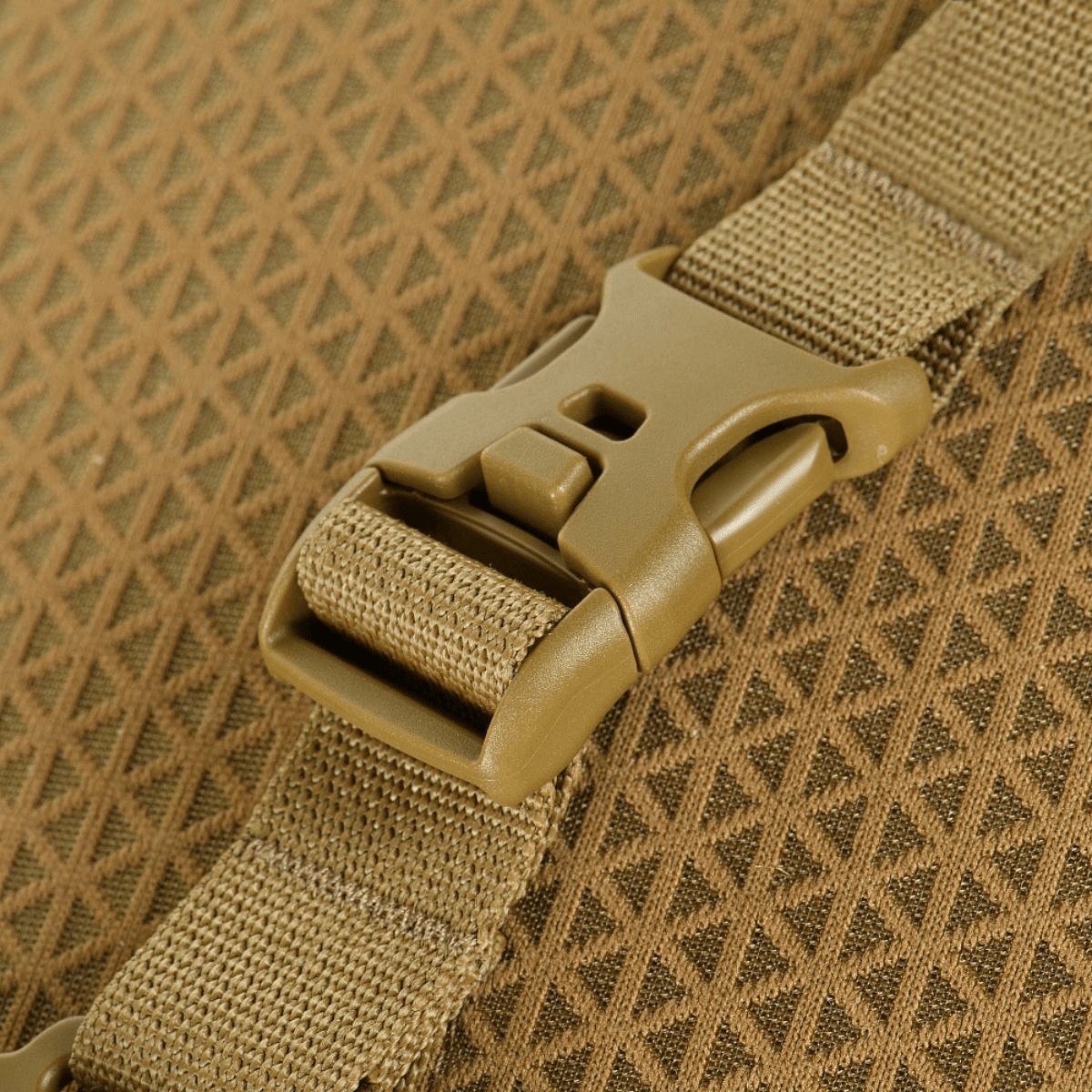 Nærbillede af M-Tac Tablet Bag Laser Cut Hex spænde og strop med geometrisk mønster i militærgrøn Cordura materiale.