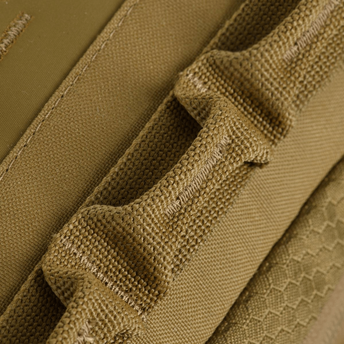 Detalje af M-Tac Tablet Bag Laser Cut Hex med Cordura materiale og Laser Cut MOLLE tilbehørspanel.