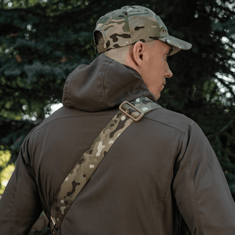 Mand bærer M-Tac Tablet Bag Laser Cut Hex med camouflageskulderrem, i naturmiljø