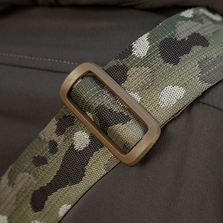 Strop detalje af M-Tac Tablet Bag Laser Cut Hex med camouflageprint og holdbar hardware til optimal funktionalitet.