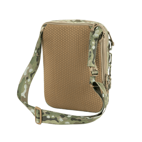 M-Tac Tablet Bag Laser Cut Hex i Cordura materiale, praktisk taske til dokumenter og EDC med camouflagemønster og justerbar strop.