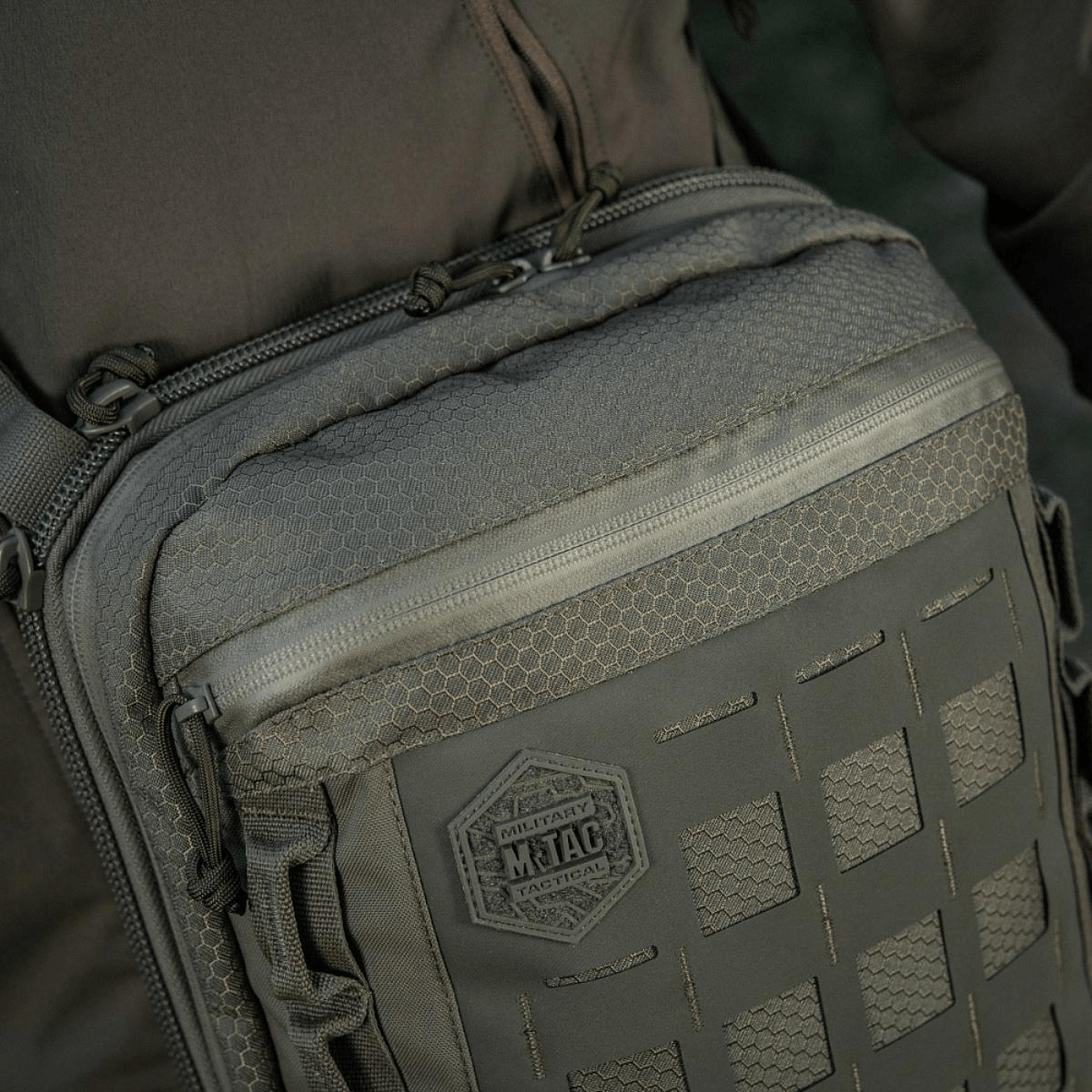 M-Tac Tablet Bag Laser Cut Hex i Cordura-materiale med Laser Cut MOLLE-panel for ekstra opbevaring og hurtig adgang.