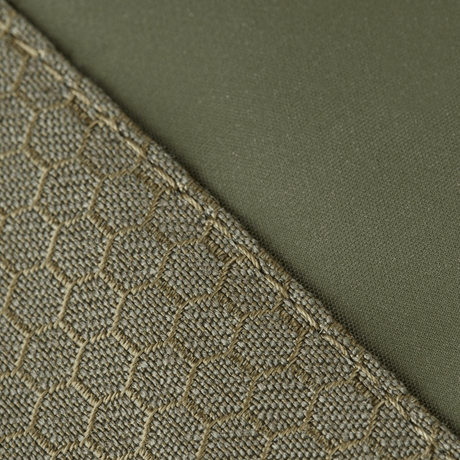Detalje af M-Tac Tablet Bag Laser Cut Hex materiale med Cordura Hex struktur og grønt stofpanel.