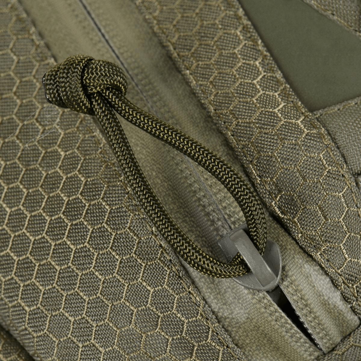 Nærbillede af M-Tac Tablet Bag Laser Cut Hex med lynlåstræk og Cordura Hex materiale i closeup.