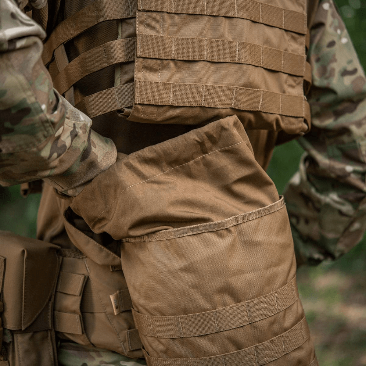 M-Tac Sukharka Gen.3 Pouch i robust Cordura 500D med MOLLE-interface, bruges af soldat i militært udstyr.